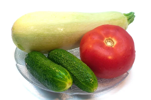 Frisches Gemüse in einem Teller isoliert auf weißem Hintergrund — Stockfoto