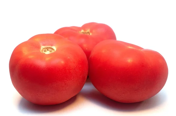 Tomates rojos maduros aislados sobre fondo blanco — Foto de Stock