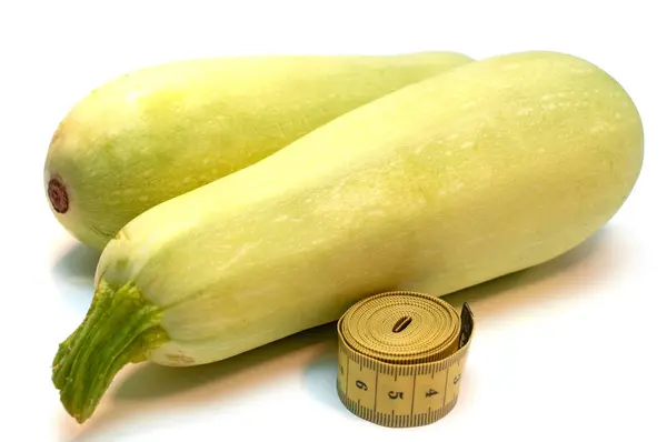 Zucchini und Maßband isoliert auf weißem Hintergrund — Stockfoto