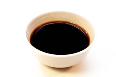 Beyaz arka planda soya soslu sos teknesi