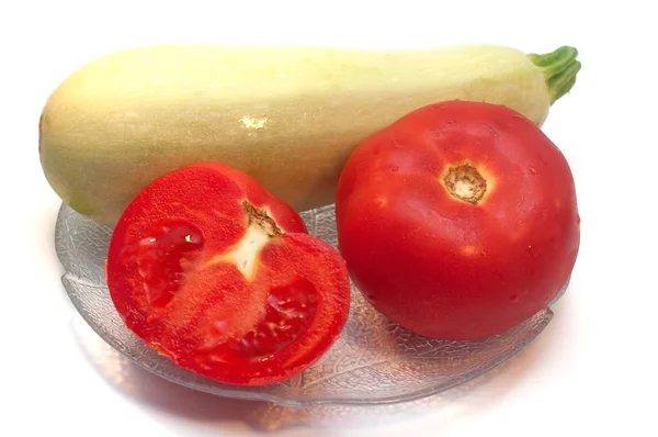 Légumes frais dans une assiette isolée sur fond blanc — Photo