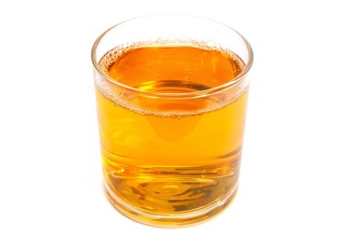 Beyaz izole bir bardak elma suyu