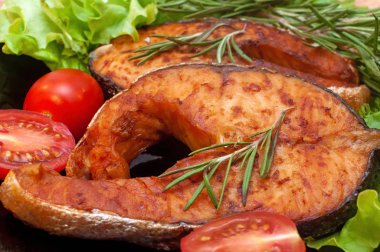 Limon ve Domates ile Bir Tabakta Izgara Somon Biftek