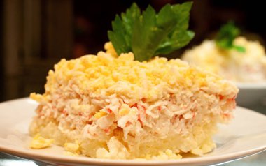 Salata bir tabakta Mimoza ziyafeti için, porsiyonlu yemek