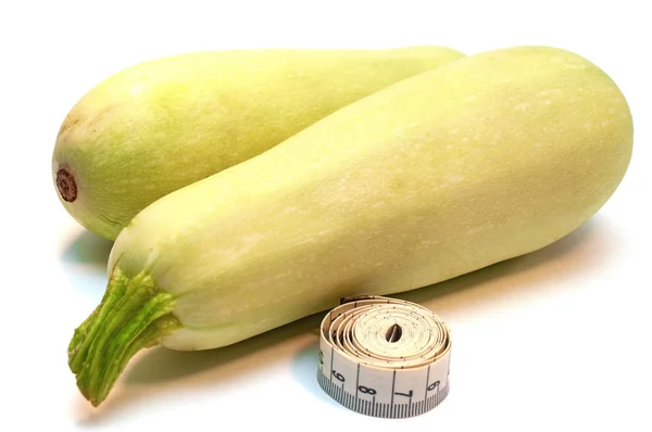 Zucchini und Maßband isoliert auf weißem Hintergrund — Stockfoto