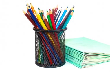 Beyaz üzerine izole okul için renkli kalemler ve defterler