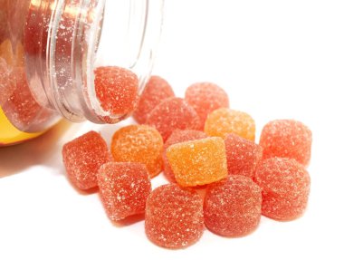 Çocuk biyolojik vitamin kompleksi takviyeleri beyaz izole