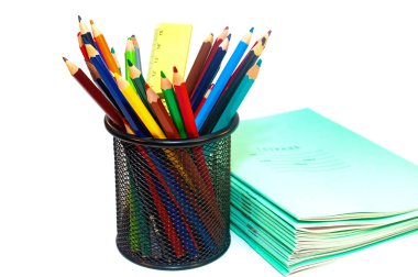 Beyaz üzerine izole okul için renkli kalemler ve defterler