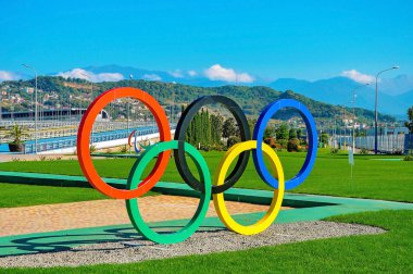 Soçi, Rusya - 2 Ekim 2018- Soçi Olimpiyat Parkı. Olimpiyat yüzükleri