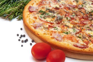 Beyaz üzerinde izole yuvarlak tahta taze domates, mantar, peynir ve sosis pizza