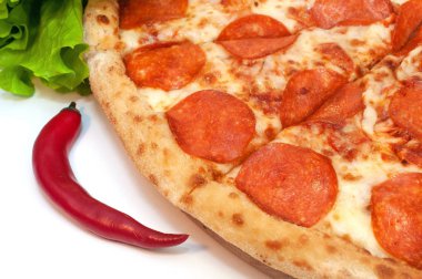 Baharatlı sosis ve peynir ile pepperoni pizza