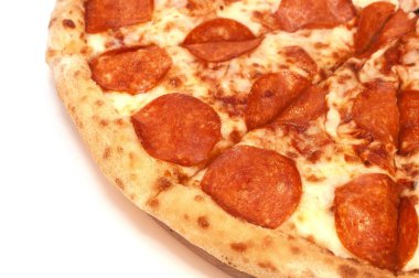 Baharatlı sosis ve peynir ile pepperoni pizza