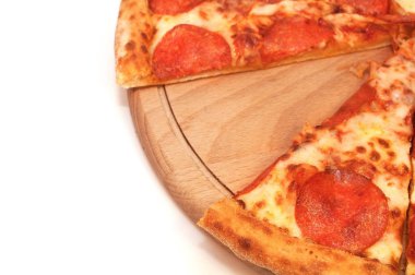 Baharatlı sosis ve peynir ile pepperoni pizza