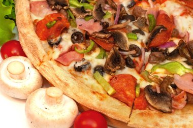 Jambon, mantar ve peynir ile sosis pepperoni ile pizza