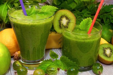 Kivi, muz, elma ve detoks temizliği için taze yeşillik smoothie