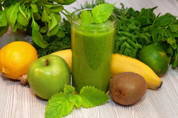 Kivi, muz, elma ve detoks temizliği için taze yeşillik smoothie