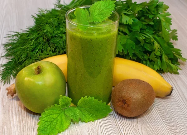 Batido de kiwi, plátano, manzana y verduras frescas para la limpieza de desintoxicación —  Fotos de Stock