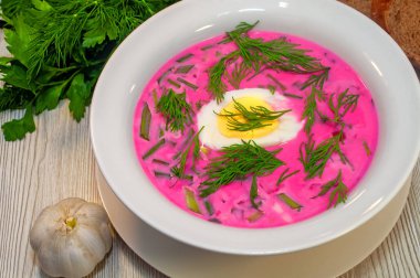 Bir tabakta kefir ile yaz soğuk pancar çorbası