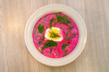 Bir tabakta kefir ile yaz soğuk pancar çorbası