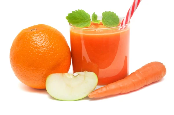 Um smoothie refrescante feito de cenouras de laranja e maçã para uma dieta saudável de desintoxicação — Fotografia de Stock