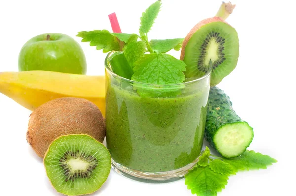 Batido de kiwi, plátano, manzana y verduras frescas para desintoxicar el cuerpo sobre un blanco — Foto de Stock