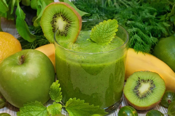 Batido de kiwi, plátano, manzana y verduras frescas para la limpieza de desintoxicación —  Fotos de Stock