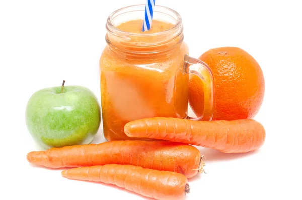 Um smoothie refrescante feito de cenouras de laranja e maçã para uma dieta saudável de desintoxicação — Fotografia de Stock