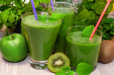 Kivi, muz, elma ve detoks temizliği için taze yeşillik smoothie
