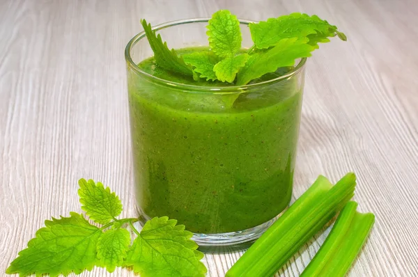 Batido verde con apio y hierbas —  Fotos de Stock