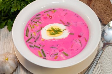 Bir tabakta kefir ile yaz soğuk pancar çorbası