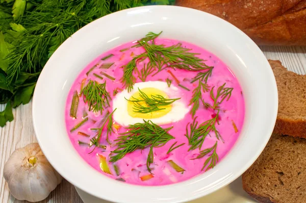 Letnia zupa z Burak z kefirem w płytce — Zdjęcie stockowe