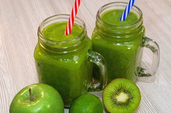 Batido de kiwi, plátano, manzana y verduras frescas para la limpieza de desintoxicación —  Fotos de Stock