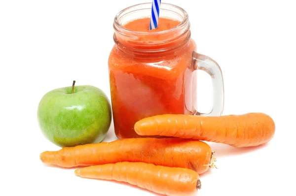 Um smoothie refrescante feito de cenouras de laranja e maçã para uma dieta saudável de desintoxicação — Fotografia de Stock