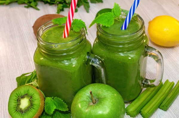 Batido de kiwi, plátano, manzana y verduras frescas para la limpieza de desintoxicación —  Fotos de Stock