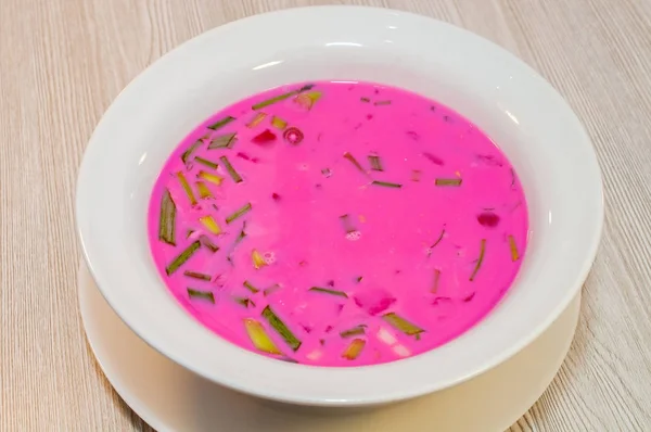 夏季冷甜菜根汤，在盘子里加凯菲尔 — 图库照片
