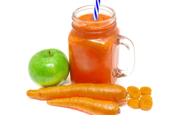 Um smoothie refrescante feito de cenouras de laranja e maçã para uma dieta saudável de desintoxicação — Fotografia de Stock