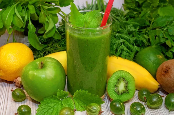 Batido de kiwi, plátano, manzana y verduras frescas para la limpieza de desintoxicación —  Fotos de Stock