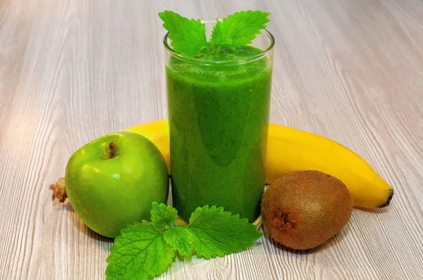 Kiwi, banana, maçã e smoothie de verdes frescos para limpeza de desintoxicação — Fotografia de Stock