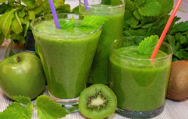 Batido de kiwi, plátano, manzana y verduras frescas para la limpieza de desintoxicación —  Fotos de Stock