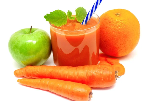 Osvěžující lichotníku z pomeranče a jablečné mrkve pro detoxikační zdravou stravu — Stock fotografie