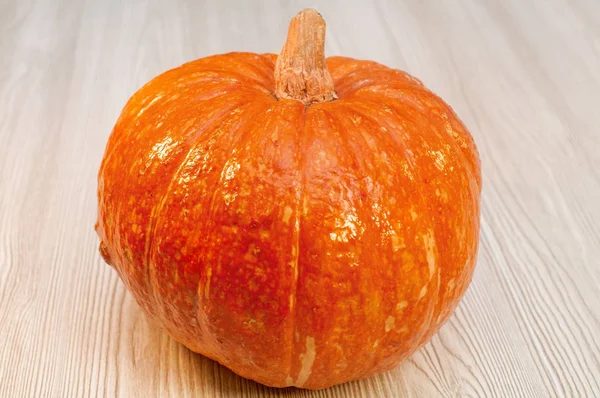 Ripe orange pumpkin on a wooden table. — Stock Photo, Image