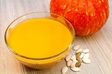 Bir masada kabak ve kabak çorbası