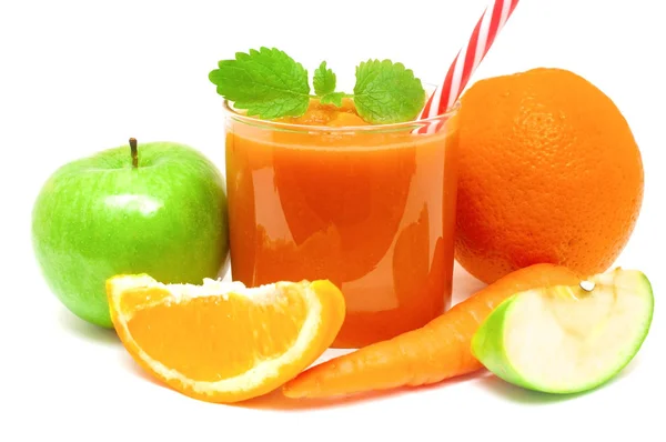 Smoothie refrescante feito de cenouras de laranja e maçã para uma dieta saudável de desintoxicação — Fotografia de Stock