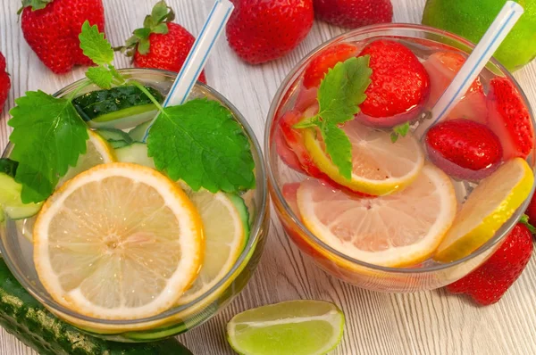 Vücudu temizlemek için detoks su yüzlü