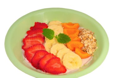 Asai Bowl beyaz bir arka plan üzerinde meyve ve yoğurt ile bir tabakta