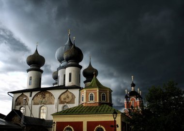 Fırtına sırasında Ortodoks Kilisesi. 1581 yılında inşa edilen Tikhvin Manastırı 'nın Dormition Kilisesi bulutlu bir yaz gününde