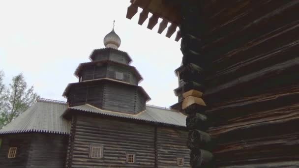 1757年に建てられたヴェリキイ ノヴゴロド近くのヴィトスラヴィッシー野外博物館から聖ニコラスの木造教会 — ストック動画