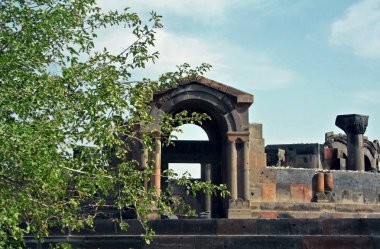 Ermenistan Dünya Mirası alanı 'nın bir parçası olan Zvartnots arkeolojik alanı, ön planda bir ağaçla