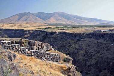 Aragatsotn Hovhannavank manastırı yakınlarındaki Kasagh nehir geçidi ve kanyon panorama görünümü, Ermenistan