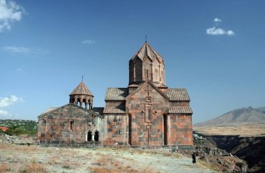 Turistlerle Birlikte Ohanavan'daki Hovhannavank Manastırı'ndaki St. Hovhannes Karapet nam-ı diğer St. John the Baptist Katedrali'ne dış görünüm, Aragatsotn Eyaleti, Ermenistan